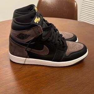 Air Jordan 1
Used- no original box
US9